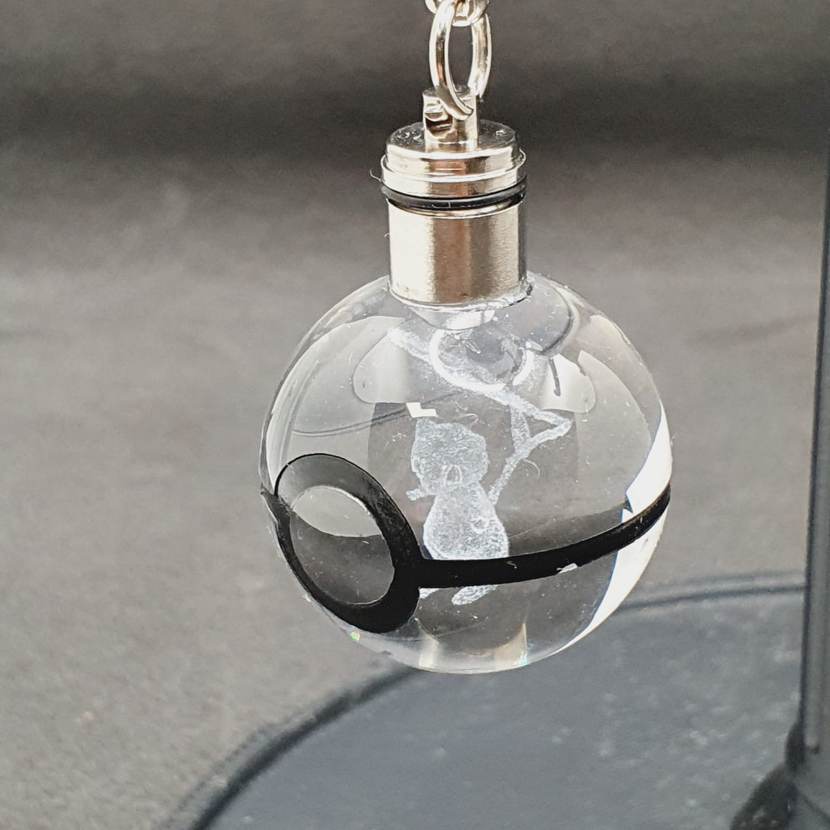 Portachiavi Pokémon LED con Incisione 3D – Poké Ball
