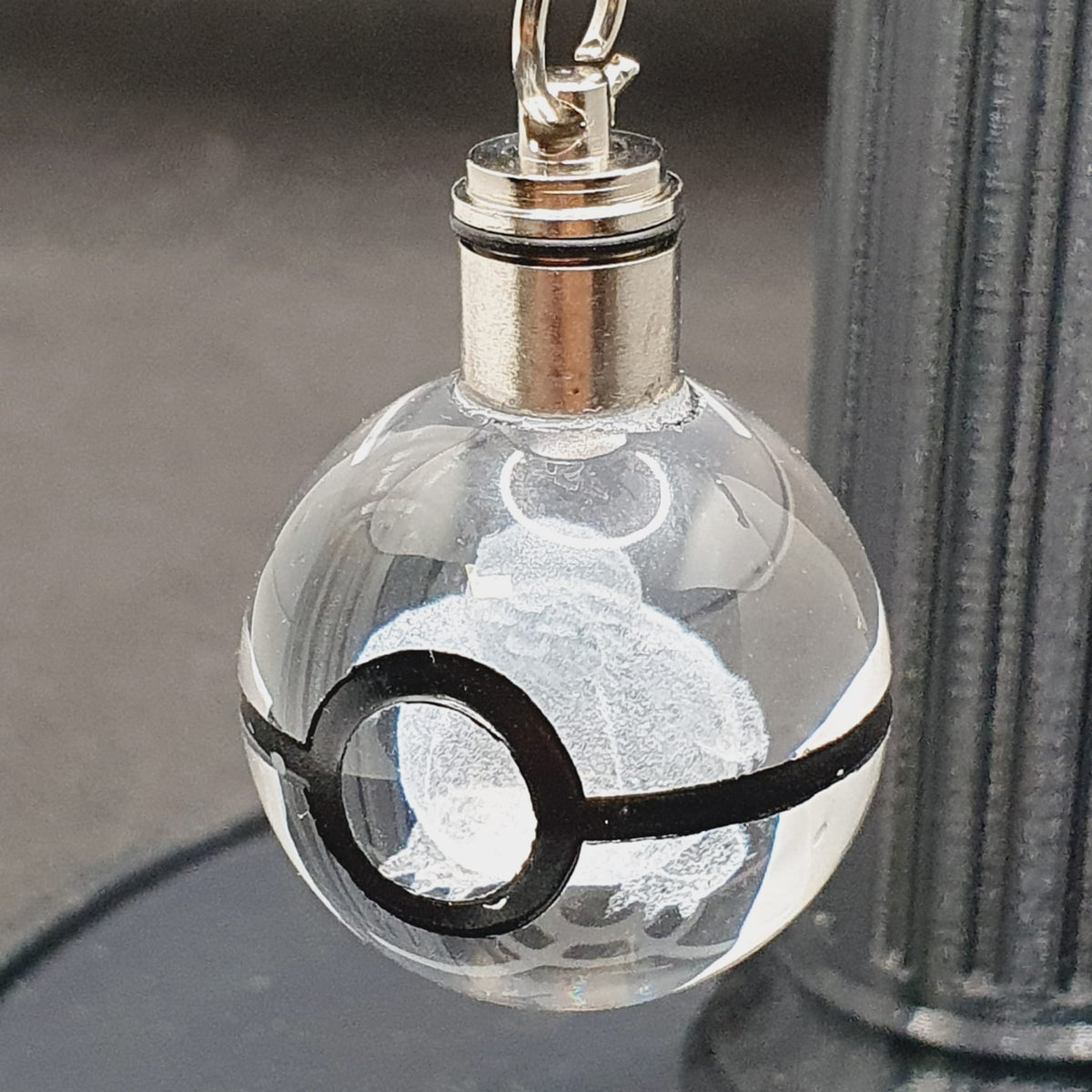 Portachiavi Pokémon LED con Incisione 3D – Poké Ball