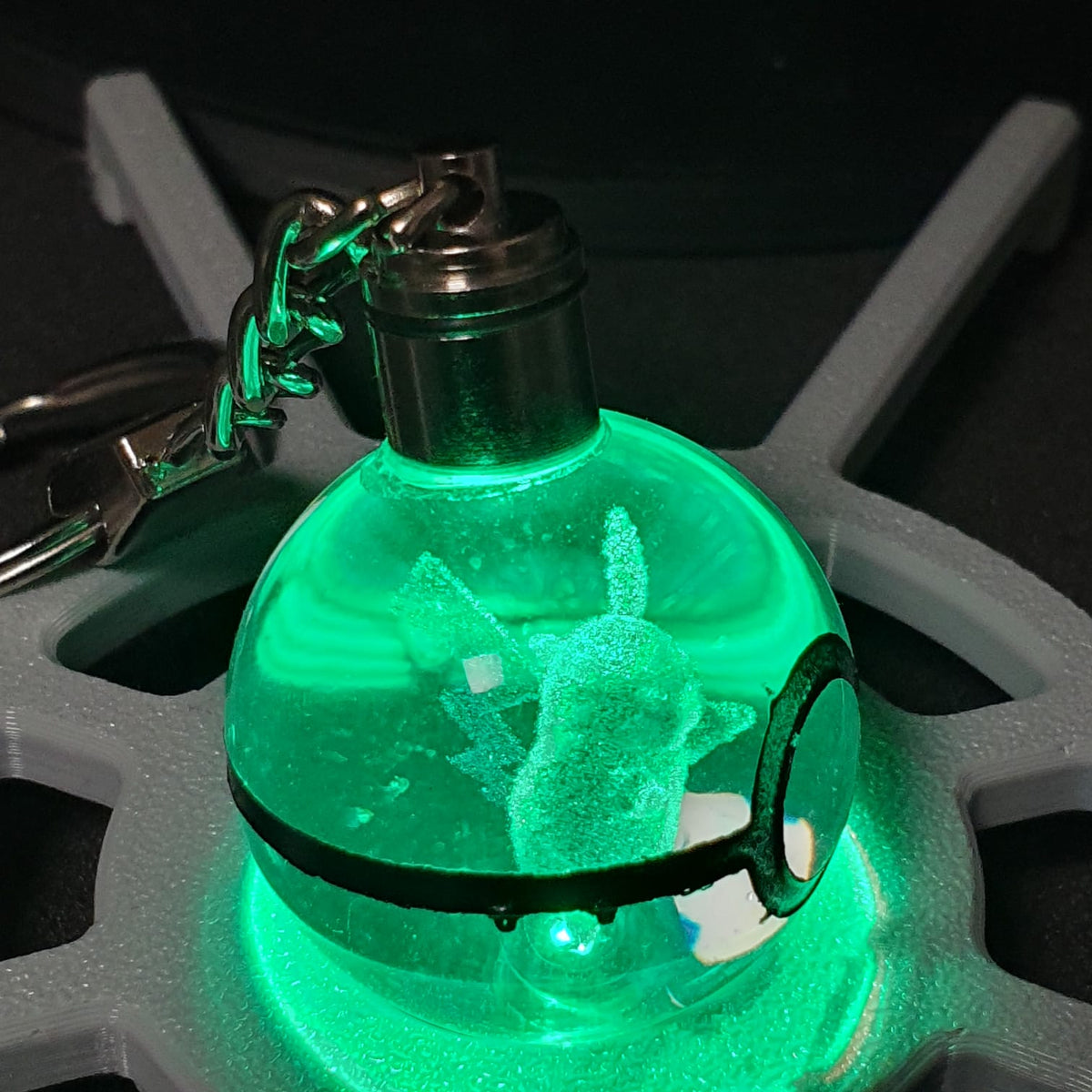 Portachiavi Pokémon LED con Incisione 3D – Poké Ball